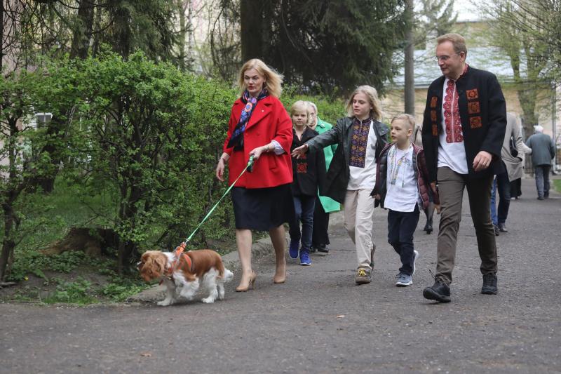 Міський голова Львова Андрій Садовий прийшов на виборчу дільницю з дружиною, синами і собакою.