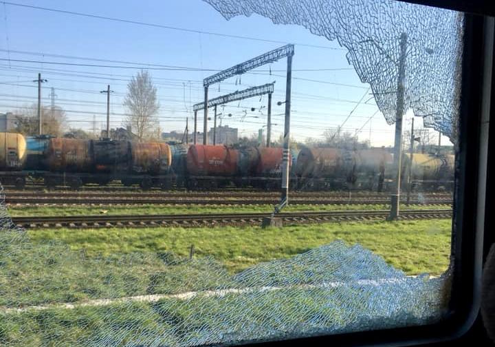 Невідомий розтрощив вікно у електричці Львів-Трускавець. Фото Іванна Бобиляк.