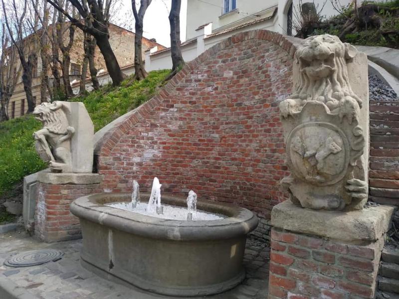На вулиці Коперника у Львові після зими запрацював фонтан "Криниця з левами". 