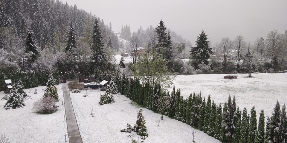 У гірських районах 7 травня 2019 року насипало снігу: відео