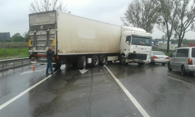 На Винниківському мосту фура заблокувала рух: фото