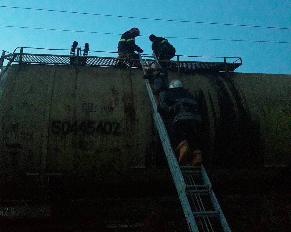 Рятувальники зняли з потяга обпеченого хлопця.