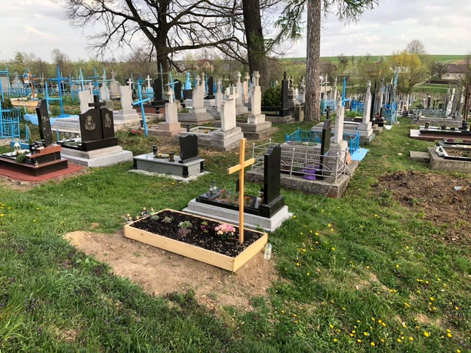Священик з-під Львова викинув із сільського цвинтаря усі пластикові квіти. Фото Олега Здреника.