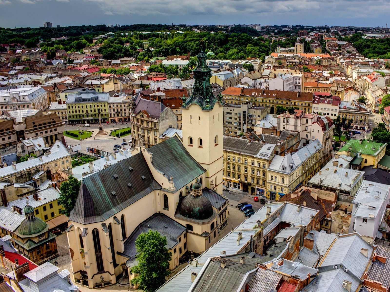 У Львові замінували тринадцять будинків, сім лікарень та аеропорт