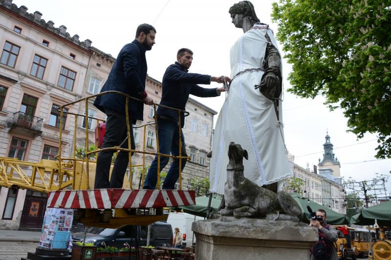 Скульптури і левів у центрі Львова одягнули в вишиванки. 