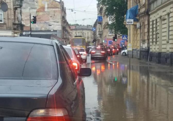 В мережі публікують фото і відео потопу у Львові