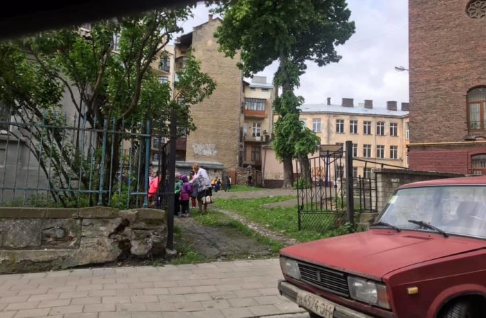У Львові евакуювали дітей через повідомлення про замінування школи.