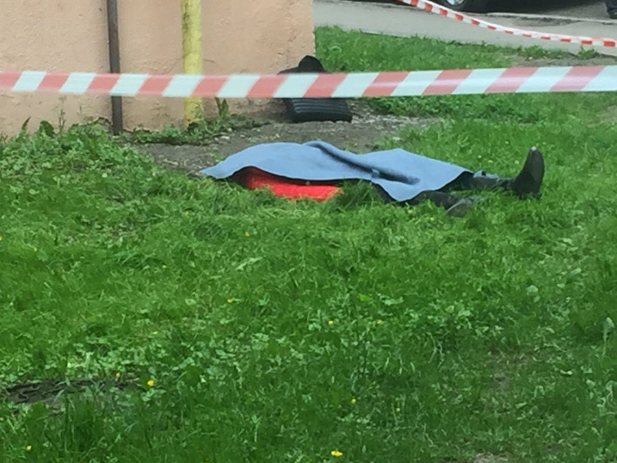 У Львові внаслідок падіння з багатоповерхівки загинула жінка.