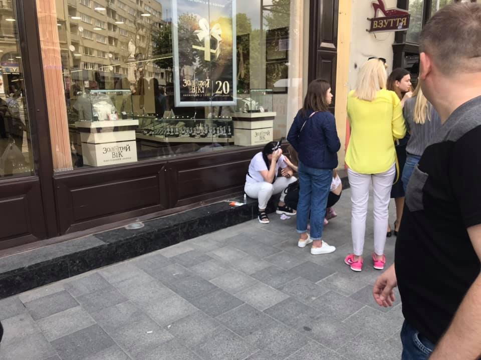 У центрі Львова на жінку впав камінь. Фото "Варта 1"