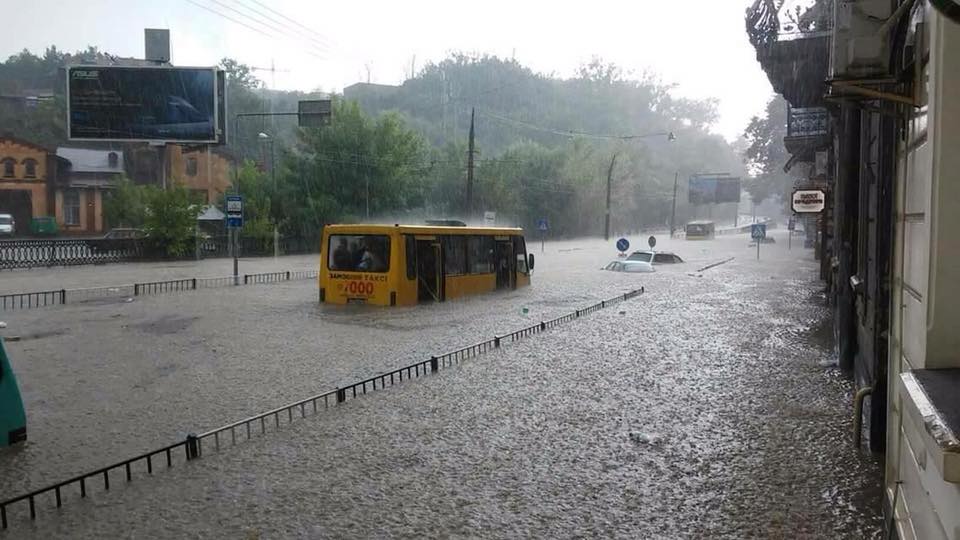 Через сильні зливи затопило Львів. Фото умовне.