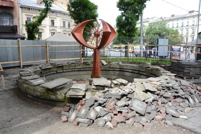 «Квіточки» львівського фонтану «Кульбаба» хочуть зберегти. Фото Львівська міськрада.
