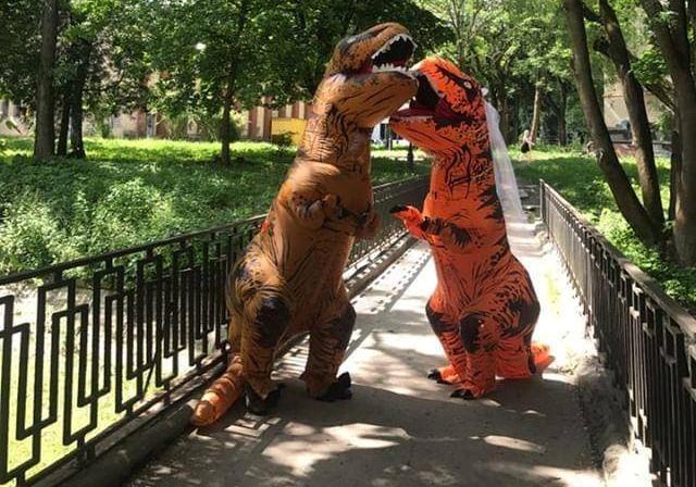 У Львові одружилися двоє тиранозаврів. 