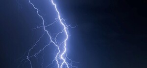 Ховались на зупинці: від удару блискавки загинула родина з Львівщини