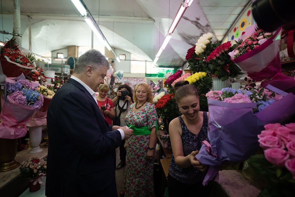 Петро Порошенко відвідав квітковий ринок у Львові, де обіймався з продавчинями і робив селфі. Фото Петро Порошенко/Facebook.