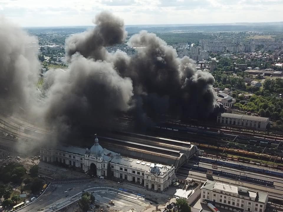 Біля залізничного вокзалу Львова сталась масштабна пожежа