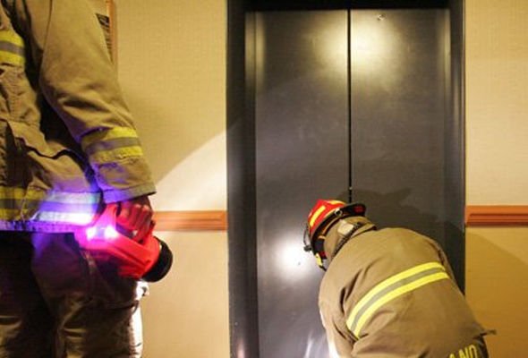 У львівській новобудові чоловік впав у шахту ліфта