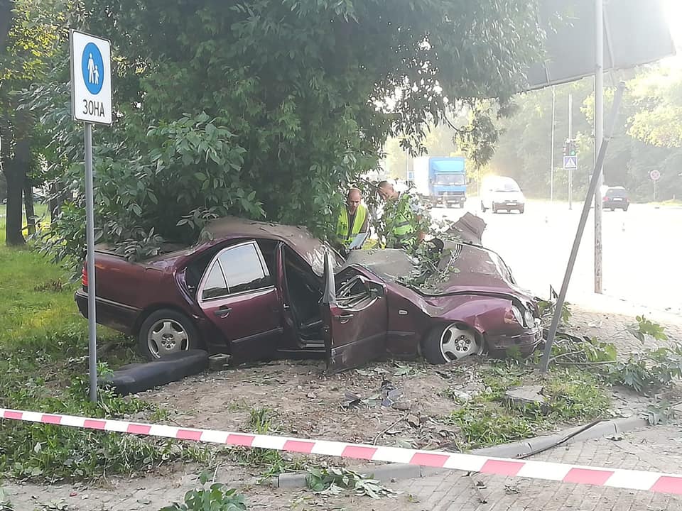 В ДТП у Львові загинула 21-річна водійка Мерседеса. Фото "Варта 1".