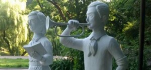 Соцмережі гудуть: у львівському парку встановили скульптури піонерів