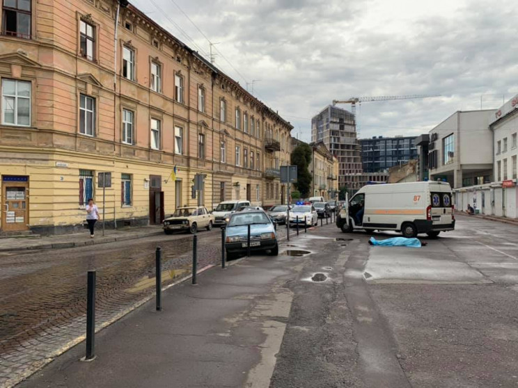 У центрі Львова за кермом автомобіля помер чоловік. Фото "Варта 1"