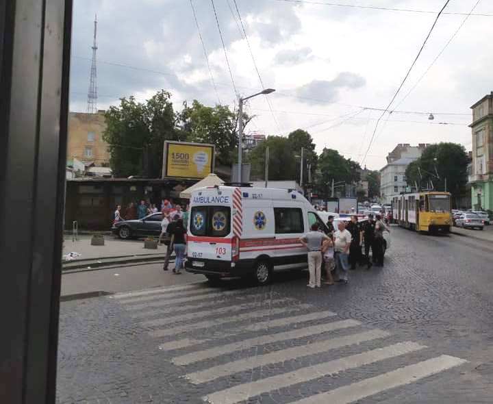 У Львові нападник з ножем накинувся на перехожого