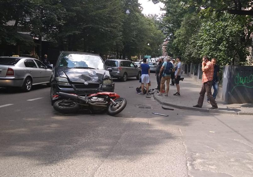 У Львові автомобіль зіткнувся з мотоциклом