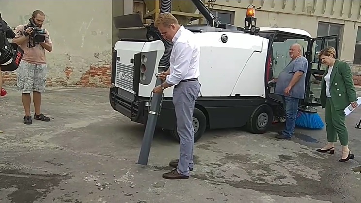 Мер Львова випробував порохотяг для прибирання вулиць. Скріншот із відео Khrystyna Protsak.