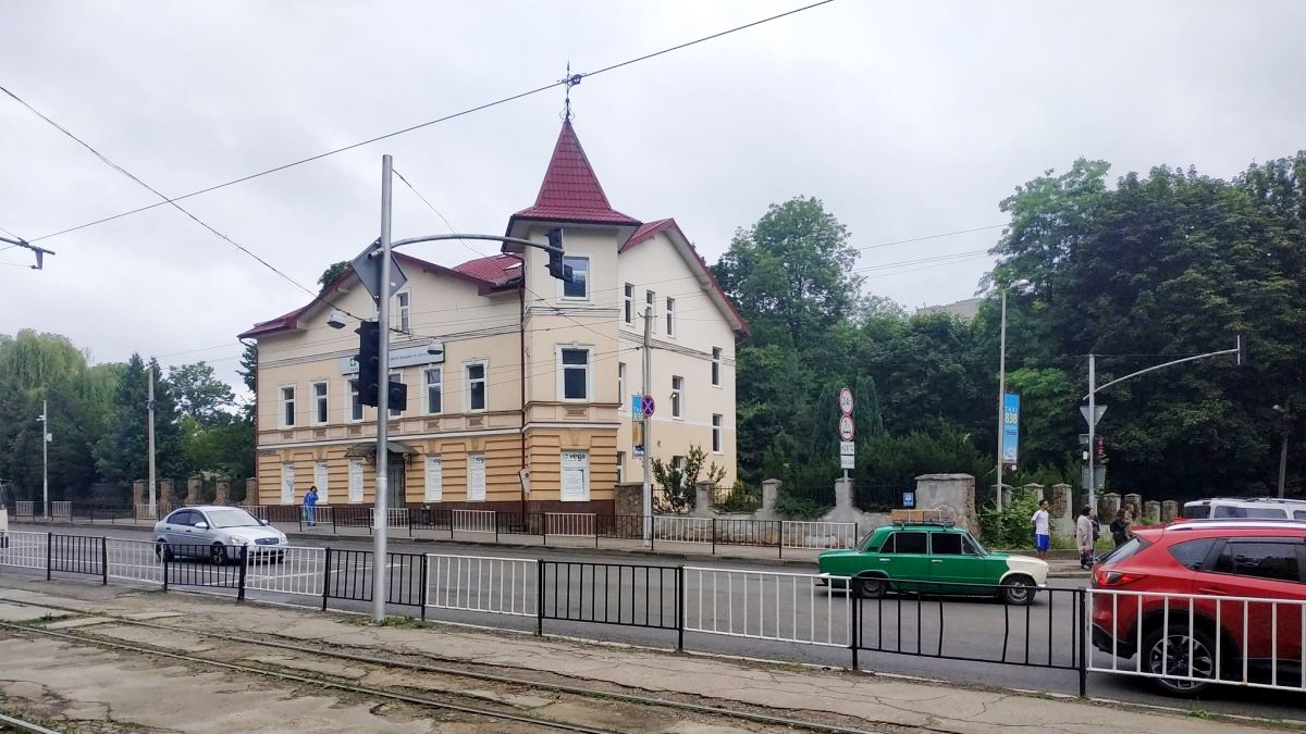 Львів'яни дискутують про знесення будинку на Сахарова.