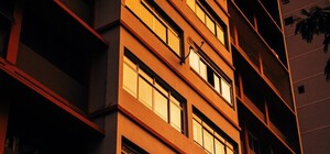 Не спалося: у Залізничному районі двоє людей випали з вікна