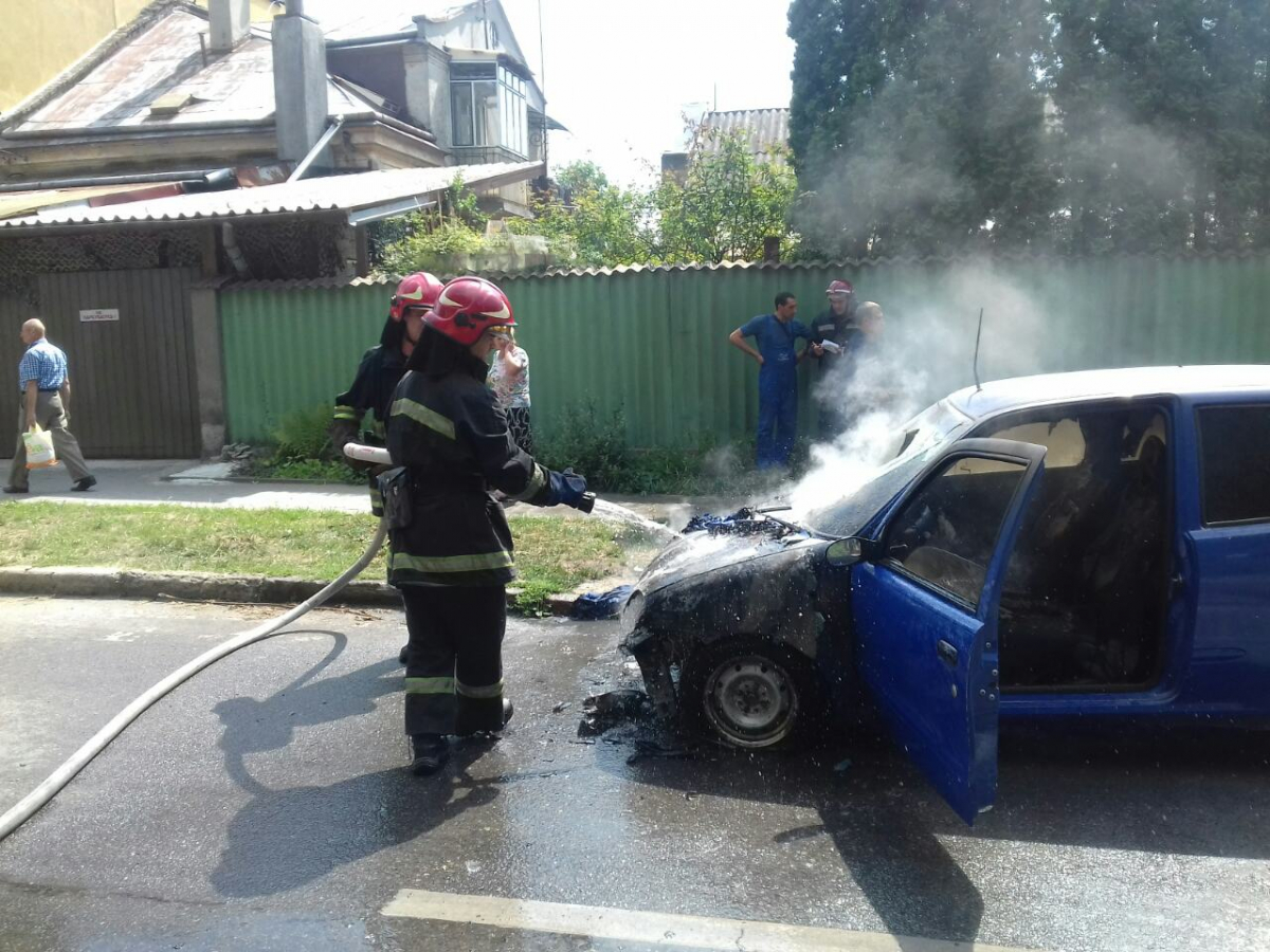 У Львові під час руху загорівся автомобіль: фото, відео