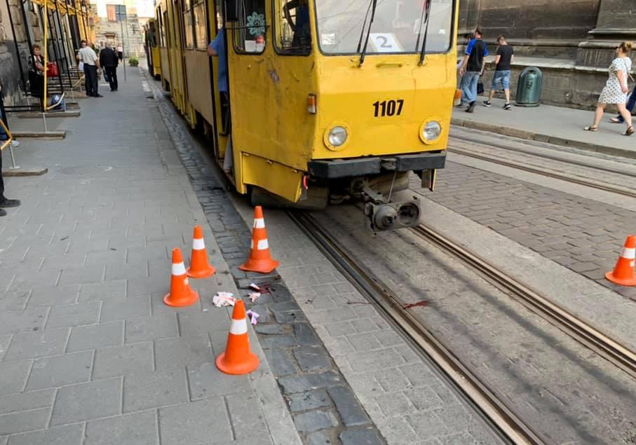 На вулиці Руській трамвай збив людину: фото