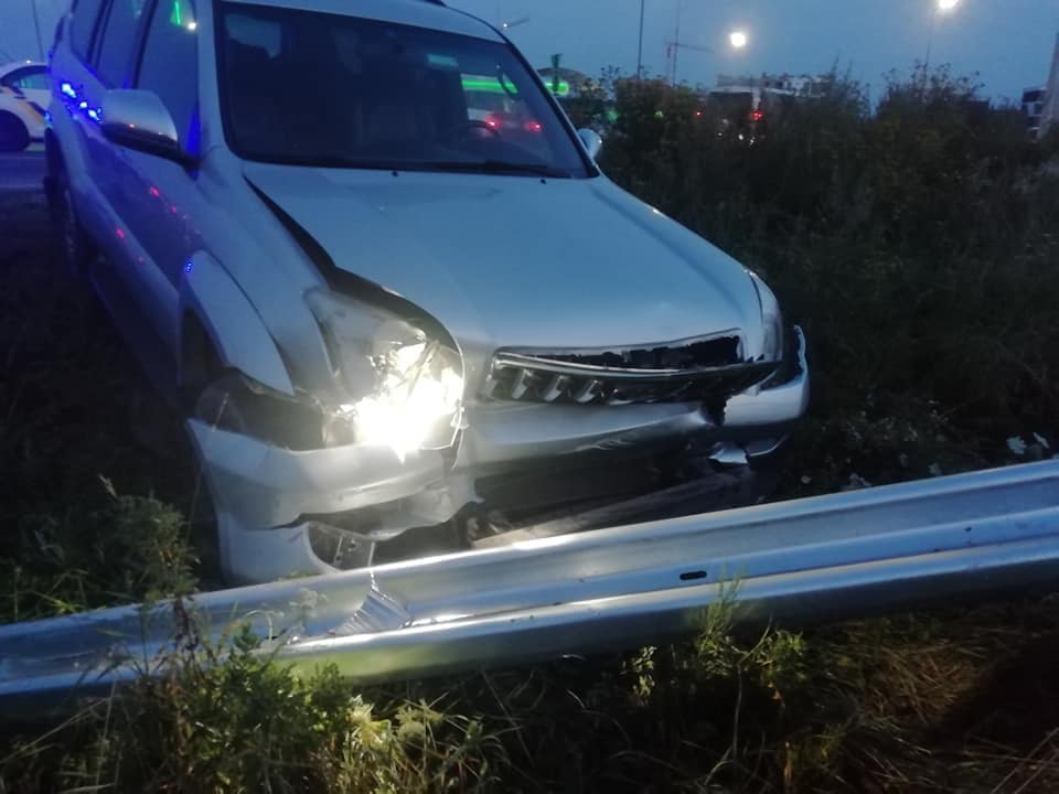 У Львові чоловік викрав позашляховик і потрапив у ДТП.