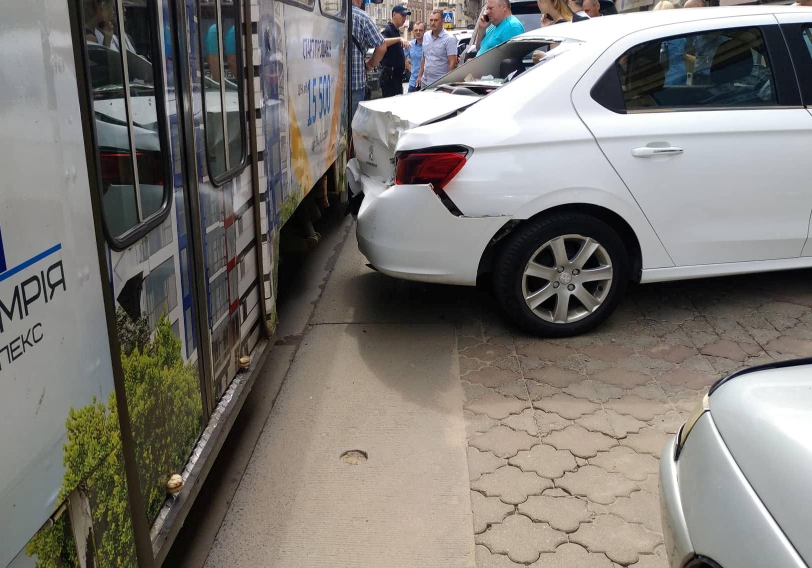У центрі Львова водій легковика зіштовхнувся із трамваєм
