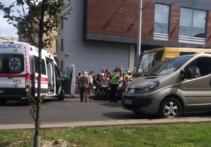 У Львові автомобіль збив жінку і врізався у маршрутку