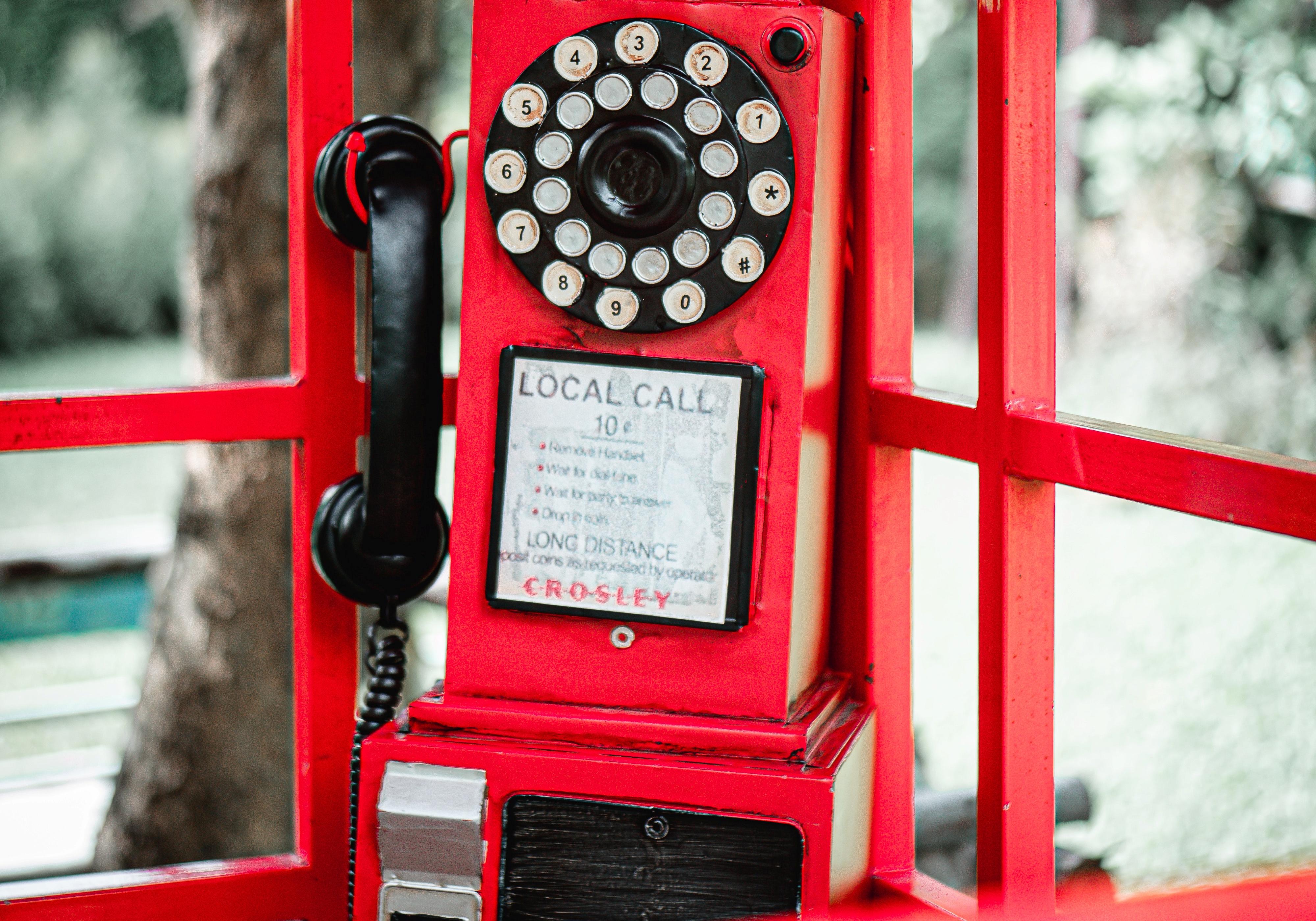 У центрі Львова встановили червону телефонну будку на проспекті Свободи 