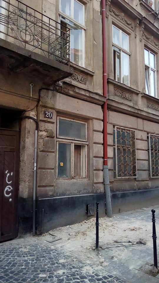 На вулиці Івана Огієнка у Львові обвалився фасад будинку.