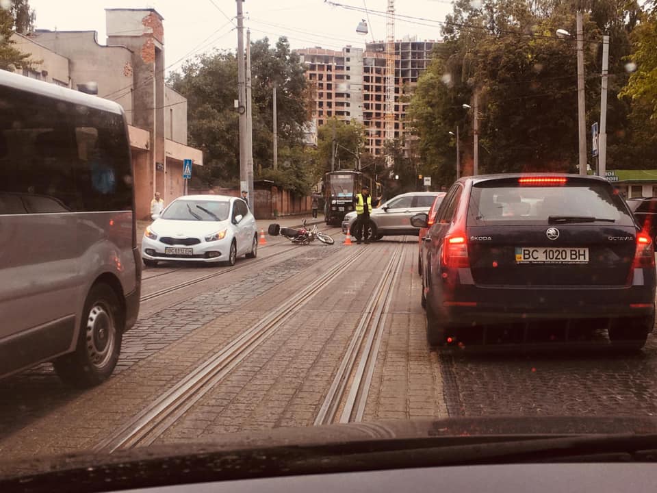 У Львові зіткнулися мотоцикл і автомобіль