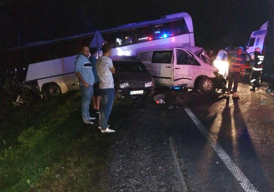 На Львівщині, внаслідок зіткнення пасажирського автобуса, мікроавтобуса і автомобіля, загинула людина, 13 – постраждали.