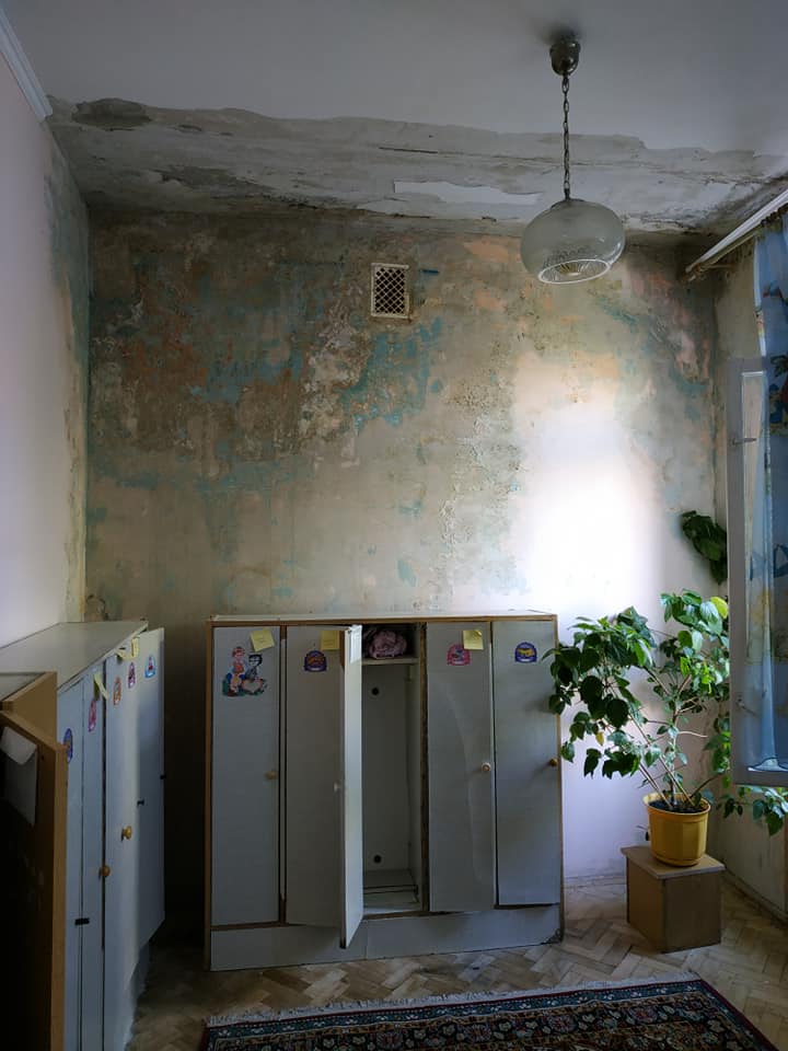 Мережу збурили фото львівського дитсадка №106, стіни і стелю якого вкрили пліснява і грибок. 