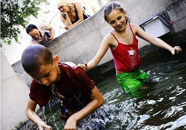 Фотограф розшукує дітей, яких сфотографував у львівському фонтані перед початком футбольного матчу Євро-2012.
