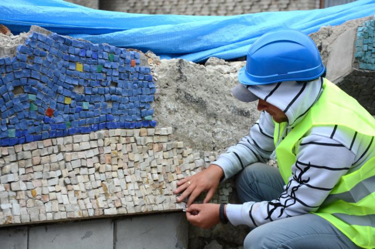У Львові відновлюють знищену забудовником легендарну океанічну мозаїку. Фото Львівська міськрада.