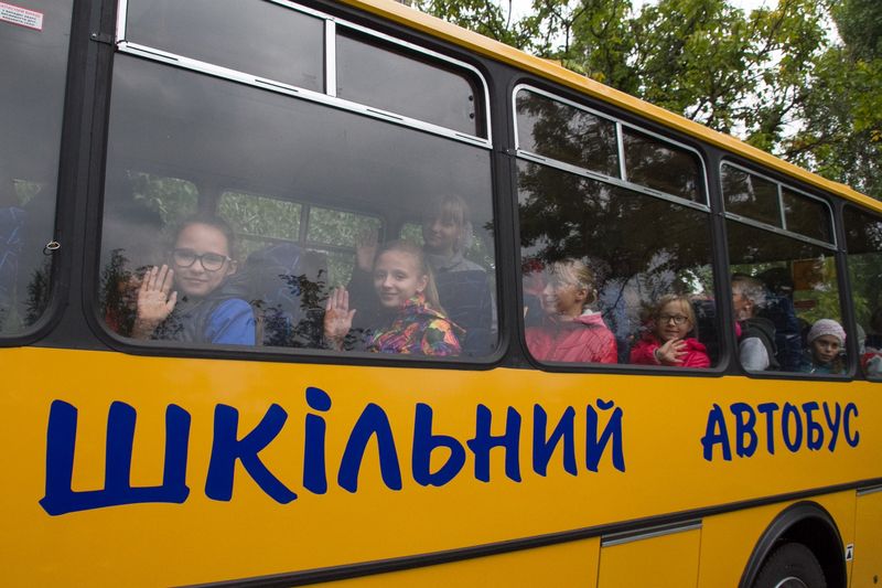 У Брюховичах, що біля Львова, через ігнорування правил дорожнього руху, шкільний автобус, ледь не зіткнувся з вантажним потягом. Фото умовне.