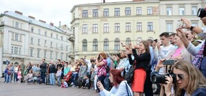 З іконою на дупі: блондинка шокувала львів’ян своєю сукнею