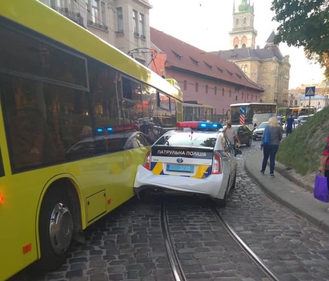 У центрі Львова автобус в'їхав у автомобіль патрульної поліції.