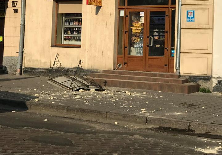 У Львові на тротуар обвалився фасад будинку