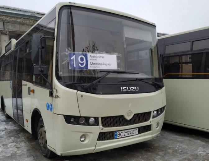 У Львові водій маршрутки відмовився безкоштовна везти 18 учнів і їхню вчительку.