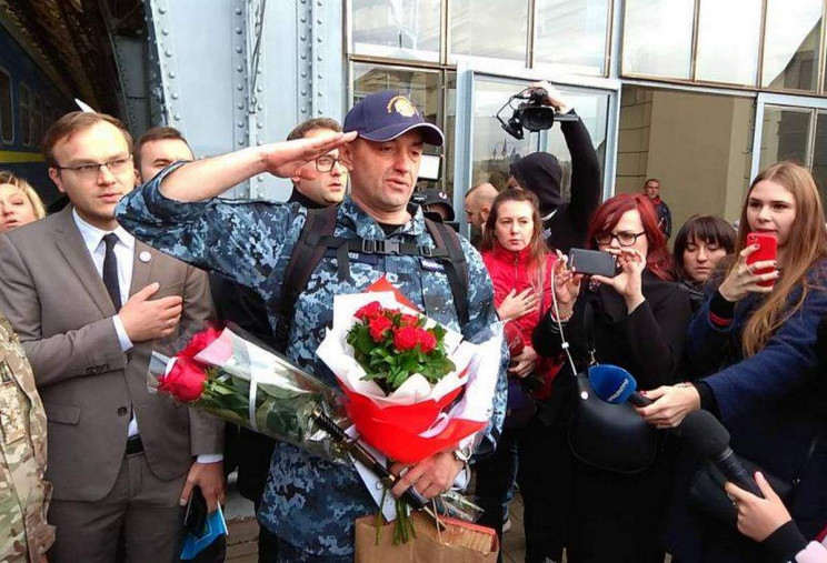 До Львова приїхав звільнений з російського полону матрос Військово-морських сил України Андрій Оприско.