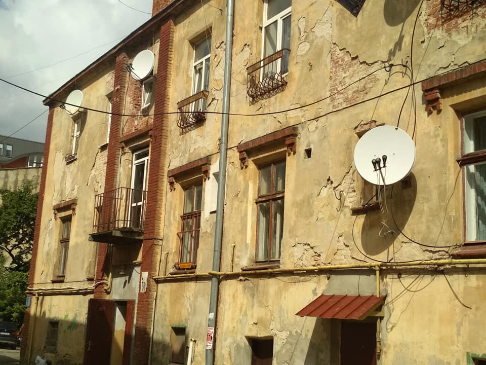 Новина - Транспорт та інфраструктура - Туристи захоплюються, місцеві нарікають: фото колишньої фабрики, в якій нині живуть львів’яни