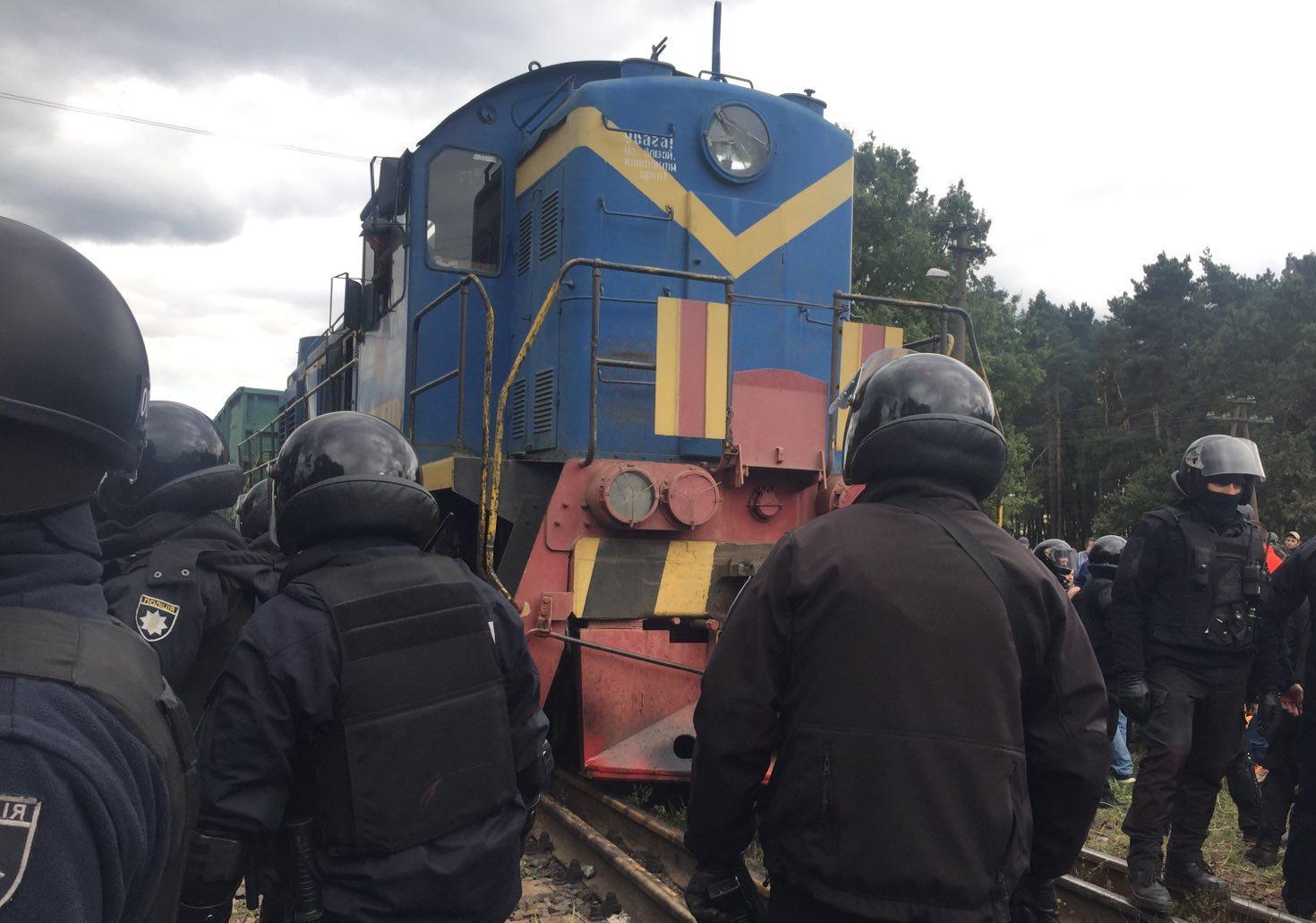 На станції "Соснівка" Львівської області під час заходів з розблокування руху поїздів постраждало восьмеро поліцейських. Фото Національна поліція.