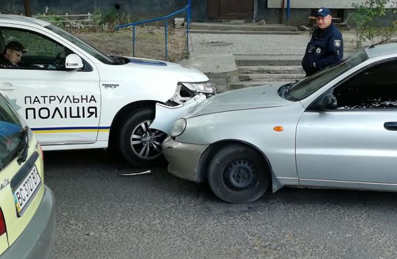 Зіткнення патрульної автівки й легковика заблокувало вулицю у Львові.