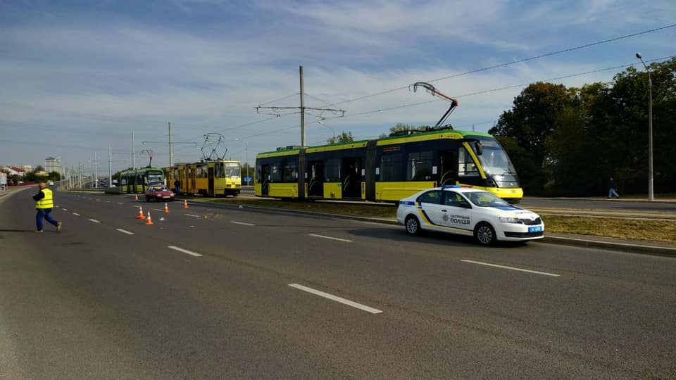 У Львові трамвай збив пішохода.